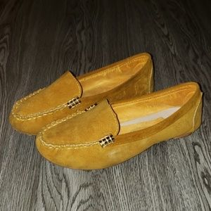 Mustard suede loafers 💛